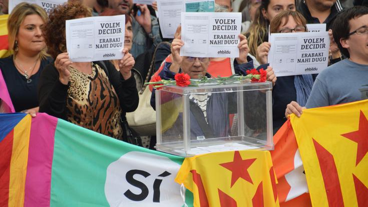 Kataluniako erreferenduma demokrazia dela aldarrikatu dute