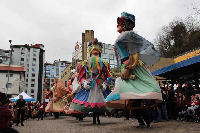 Gabonetako azokak jende asko 63 1576941784913