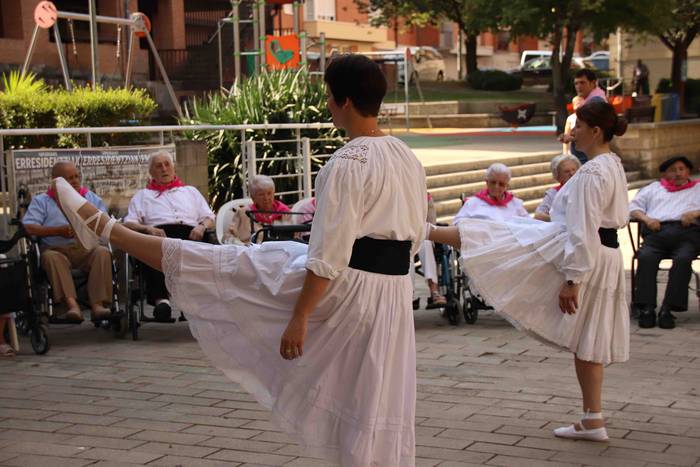 Helduenei dantza eginez hasi 3 1564057627968