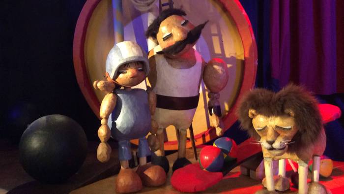 Zenbait rol hausten saiatzen den ikuskizun dibertigarria, Topic-en