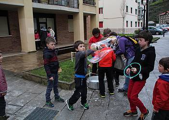 Txiriaren irekiera egin dute Sendi Ekintzan, jai giroan