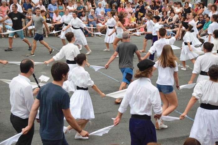 Soka dantzak jende ugari bildu du Errebote plazan - 102