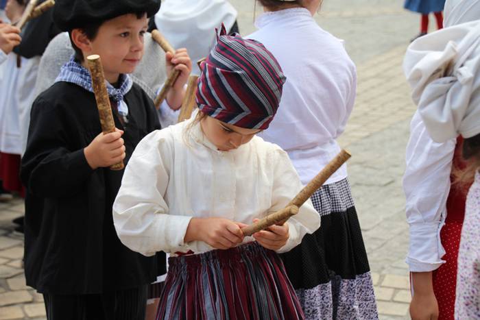 Haurrek alaitu dituzte kalea 10 1494677794244