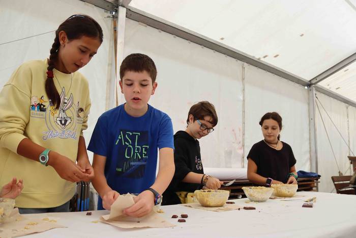 Eskuak zikinduz aritu dira s 18 1665306833165