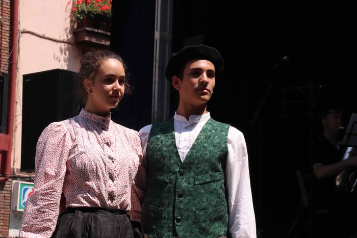 Musikak eta dantzak jantzi d 25 1531658947666