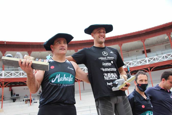 Izetatarrek jantzi dute txap 96 1624130545807