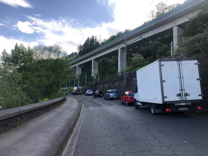 Auto batek bi txirrindulari harrapatu ditu Olarrainen