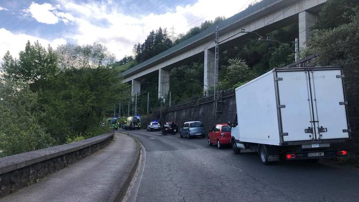 Auto batek bi txirrindulari harrapatu ditu Olarrainen