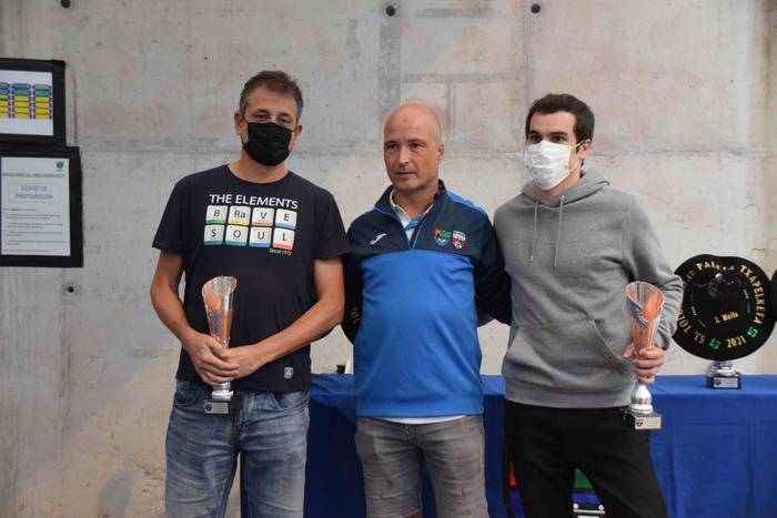 Txapelak jantzi dituzte 52.  31 1627714823901