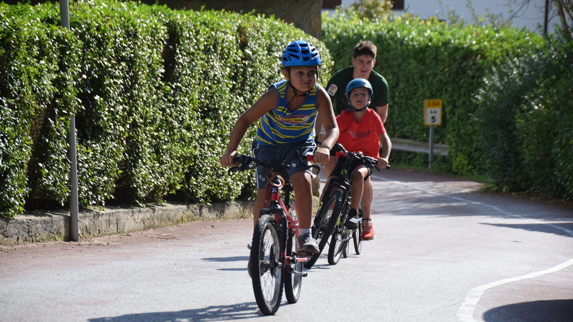 Pedalak astinduz, festa egunari ongi etorria