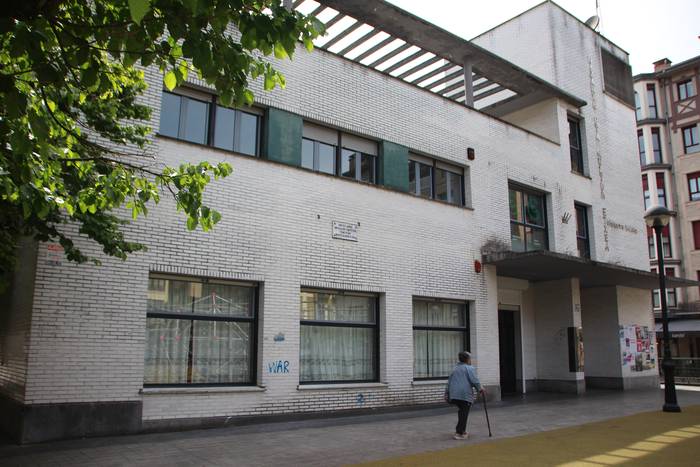 Bilerak egiten ari dira Emeterio Arrese eraikinaren erabilerari buruz