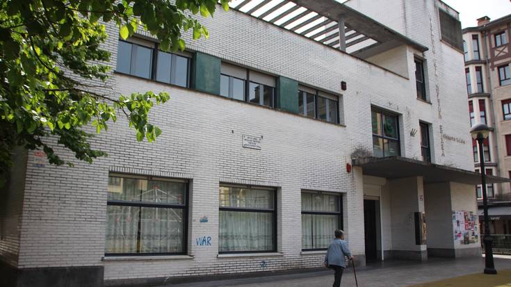 Bilerak egiten ari dira Emeterio Arrese eraikinaren erabilerari buruz