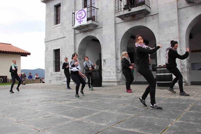 Emakumeek dantzan jarri dute 38 1552145622840