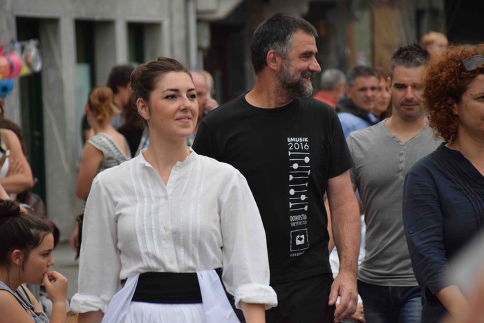 Soka dantzak jende ugari bildu du Errebote plazan - 65