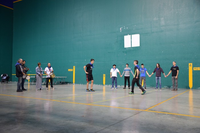 Dantzaren sokak lotuta - 16