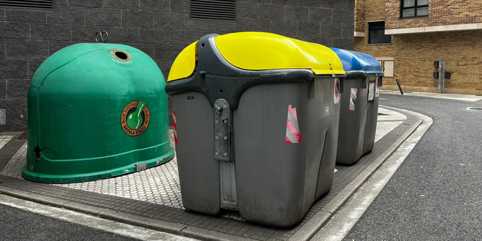 Ernio bideko edukiontziak Aurrera plazara