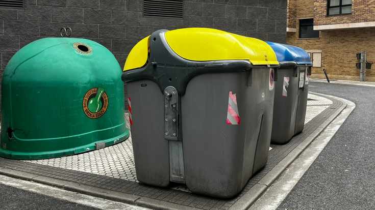 Ernio bideko edukiontziak Aurrera plazara