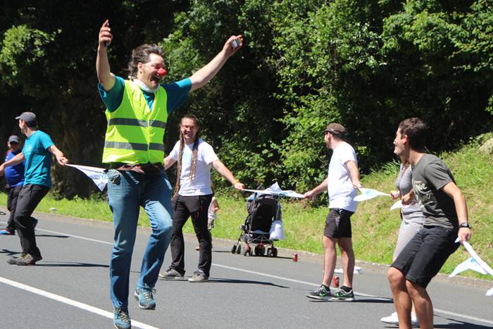 Eskuak batuta, desio bakarre 55 1528640877633