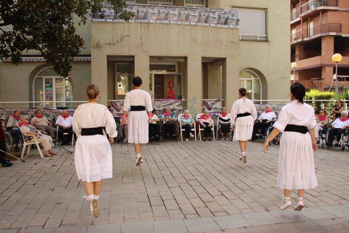 Helduenei dantza eginez hasi 8 1564057633582