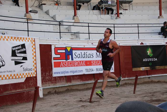 Izetatarrek jantzi dute txap 38 1624130525075