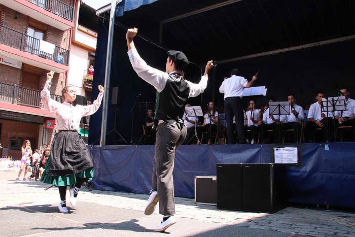 Musikak eta dantzak jantzi d 23 1531658891660