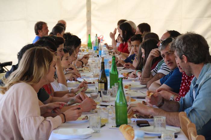 Mahaiaren bueltan, festetan 4 1526825085246