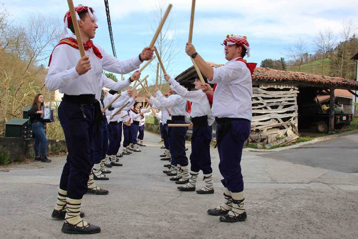 Ajerik gabe, makila eta lau  28 1551617895674