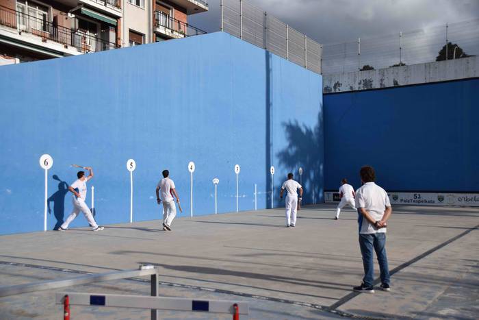 Txapelak jantzi dituzte 52.  1 1627714809956