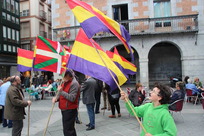 Errepublikar bandera Tolosako udaletxean 1 1460805541787