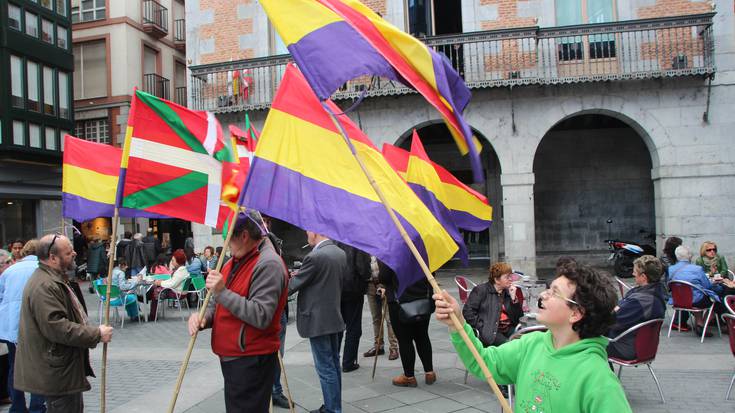 Errepublika aldarrikatu dute bandera errepublikazalea jarriz udaletxean