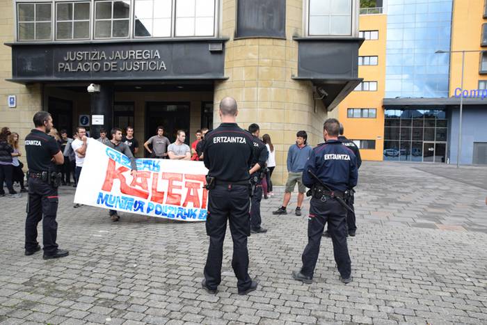 Ezpalako hiru gazteen aldeko elkarretaratzea 8 1475324125552