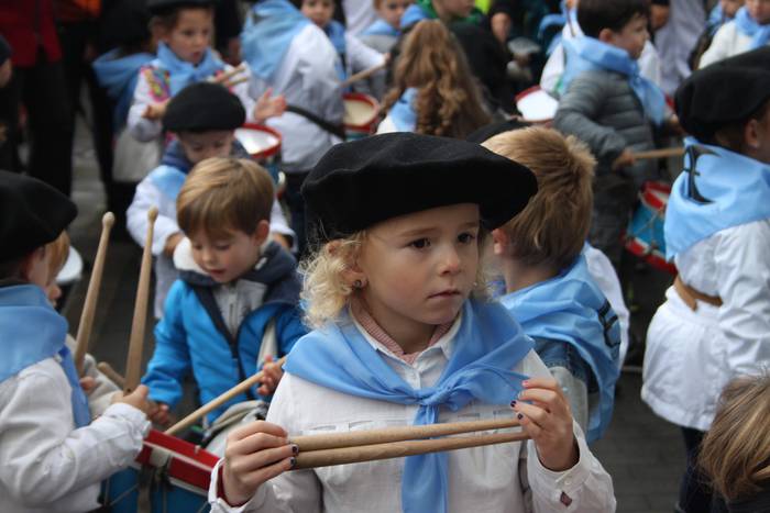 Larramendi auzoko danborrada 4 1540643338051