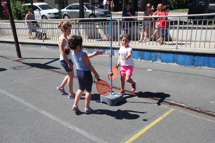 Haurrak jolasean, helduak jan eta edanean 33 1468672116389