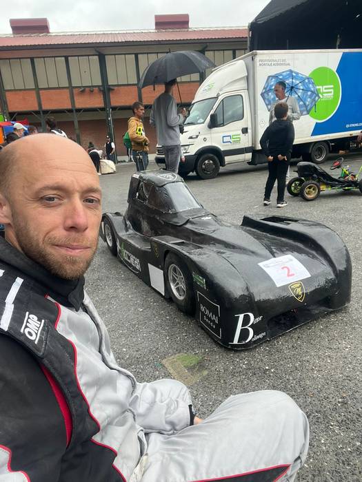 Ehun kilometro orduko abiaduran eta motorrik gabe