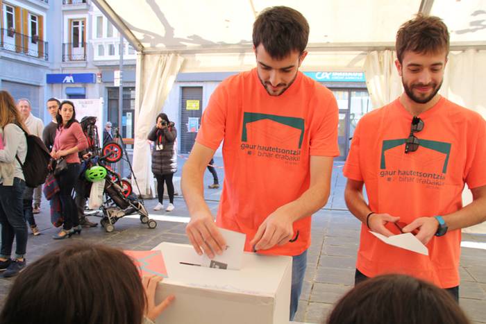 Aurpegi ezagunak bozka emate 65 1489931387633