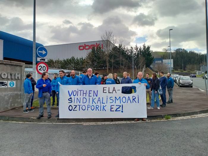 Voitheko langileek elkarretaratzea egin dute