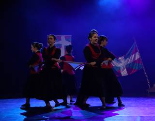 Alurr dantza taldearen emanaldia