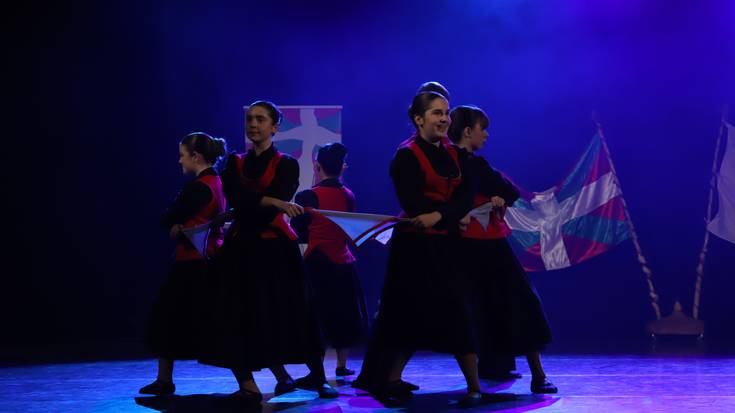 Alurr dantza taldearen emanaldia