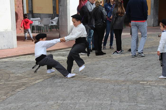 Haurrek alaitu dituzte kalea 8 1494677781872