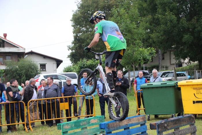 Erakustaldi batekin hasi dir 19 1496515038114