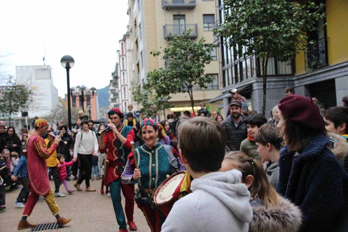 Erdi Arora bidaia, dantzan 8 1575118890886