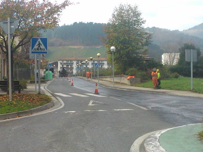 Errepidea asfaltatzen ari dira