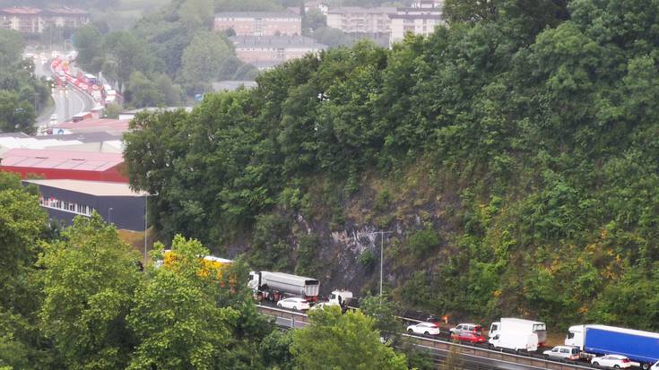 Auto ilara luzeak N-1 errepidean Donostiarako noranzkoan