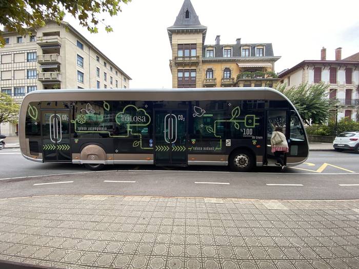 Hiribusaren zerbitzuari buruzko kexek hautsak harrotu dituzte