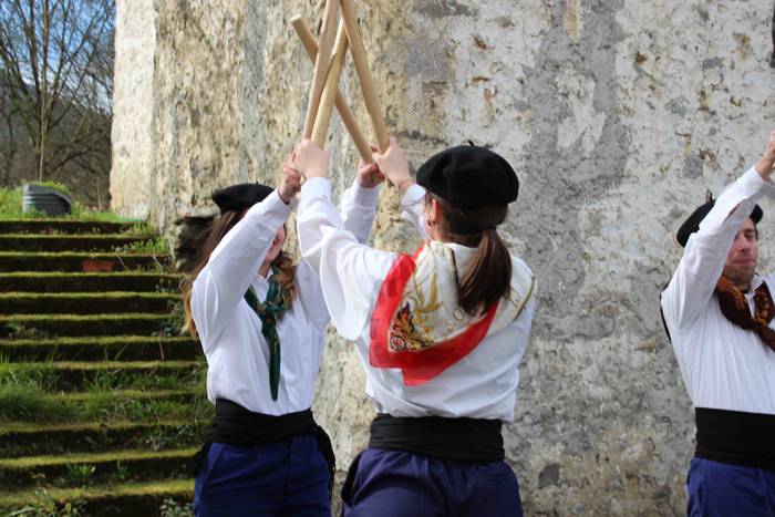 Ajerik gabe, makila eta lau  7 1551617751304