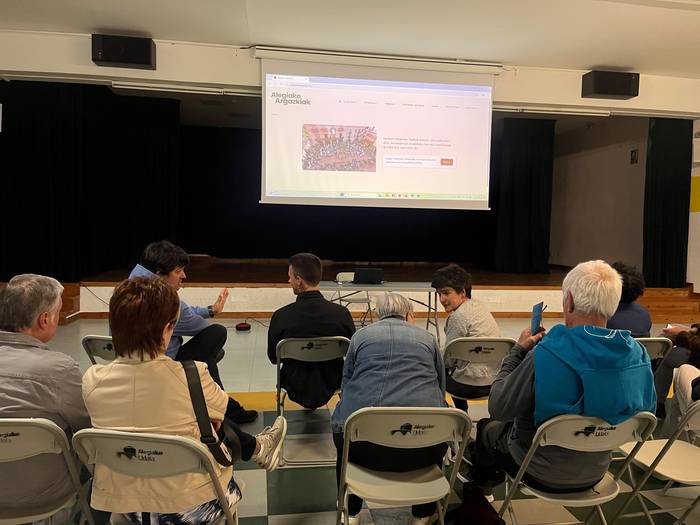 Alegiako Argazkiak proiektua aurkeztu dute