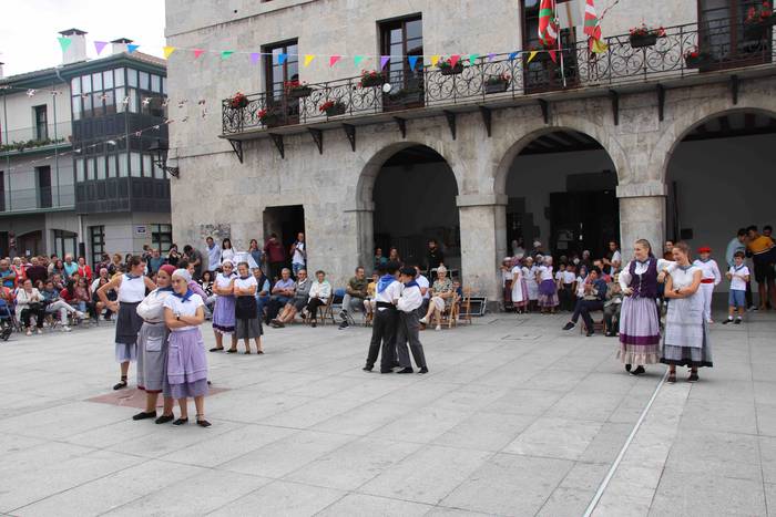 Dantzak, txistuak eta trikit 58 1565549102825