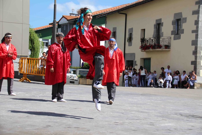 Emakumeak Adunako Axeri-dantzan, lehen aldiz - 83