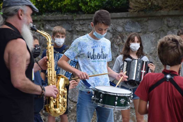 Festari itxura ematen, musik 10 1627663333804