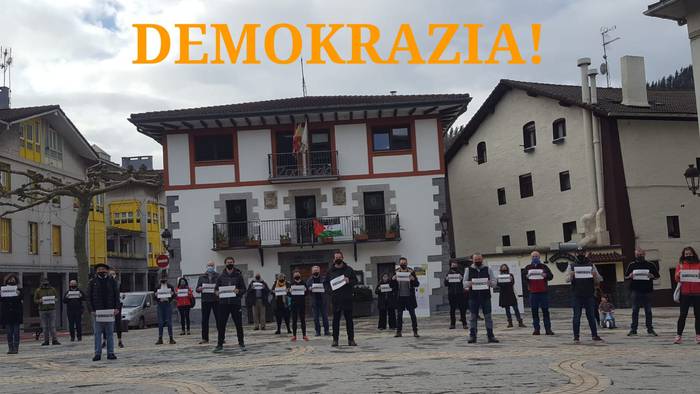 "Demokrazia" eskatuz eskuald 13 1608393019549